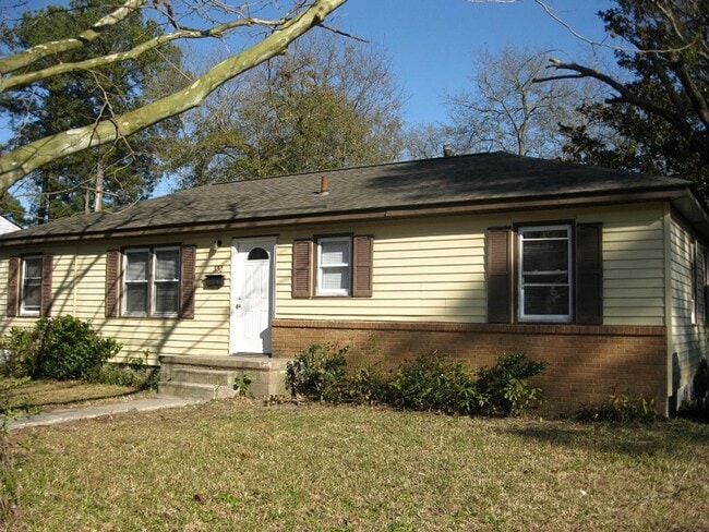 Building Photo - Cozy home