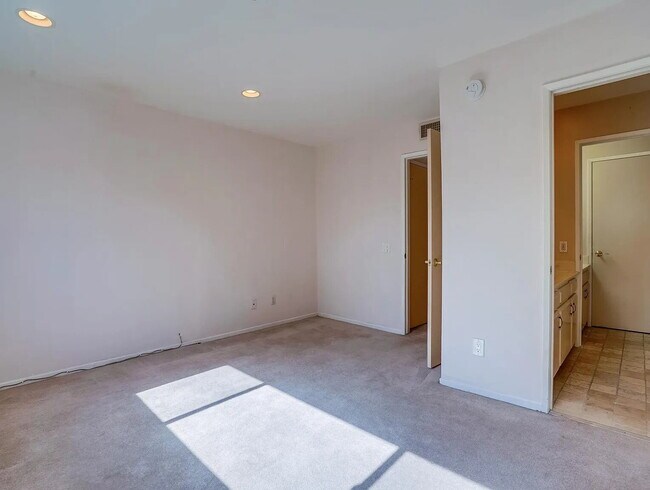 Building Photo - 14804 Magnolia Blvd