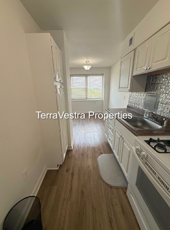 Building Photo - 1 Bed in Barclay Towers! Eligible for $500 Security deposit.