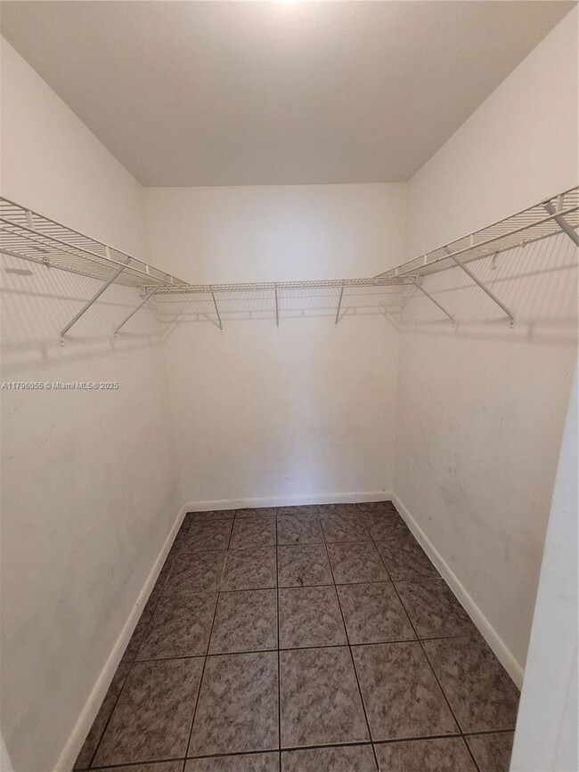 Building Photo - 5316 NW 18th Ct