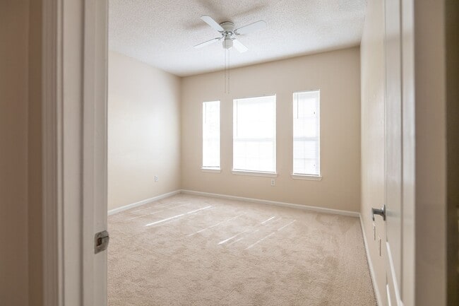 Building Photo - Beautiful 3 Bedroom, 2 Bath with Volume ceilings and Private Garage!