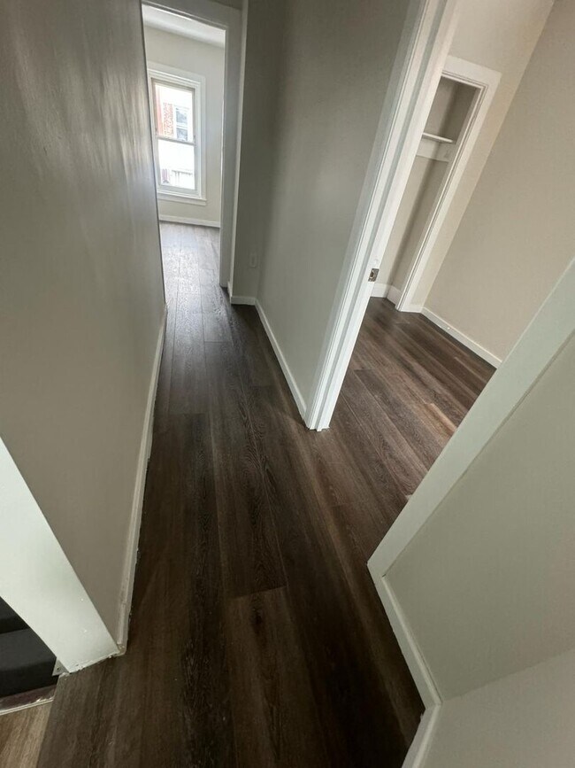 Building Photo - 4 bedroom 1 bath house with off street parking