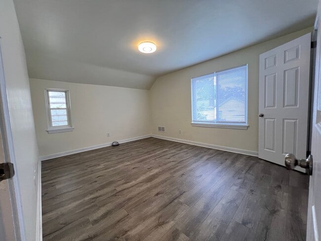 Building Photo - Updated 2BR house with off street parking!