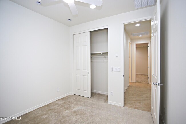 Building Photo - 879 W Finch Dr