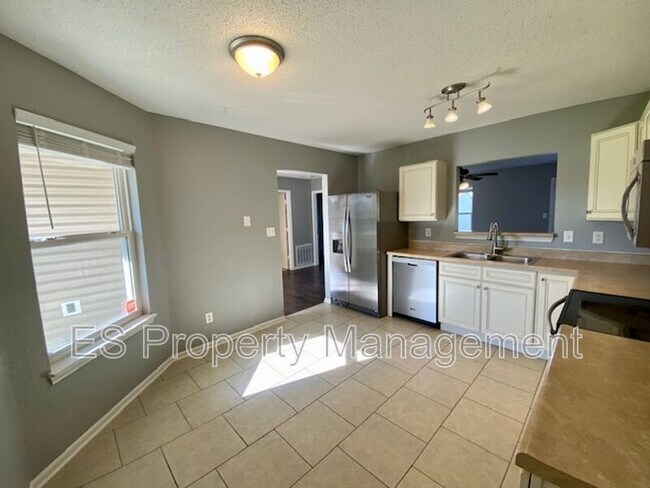 Building Photo - 4028 Dogwood Ln