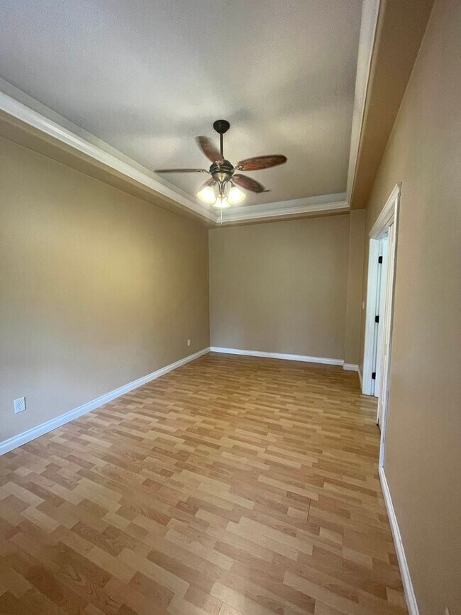 Building Photo - Beautiful 3 Bedroom Single Family Home With 2 Car Garage!