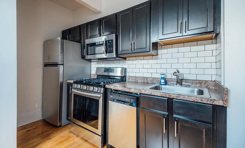 Building Photo - 2332 W Addison St