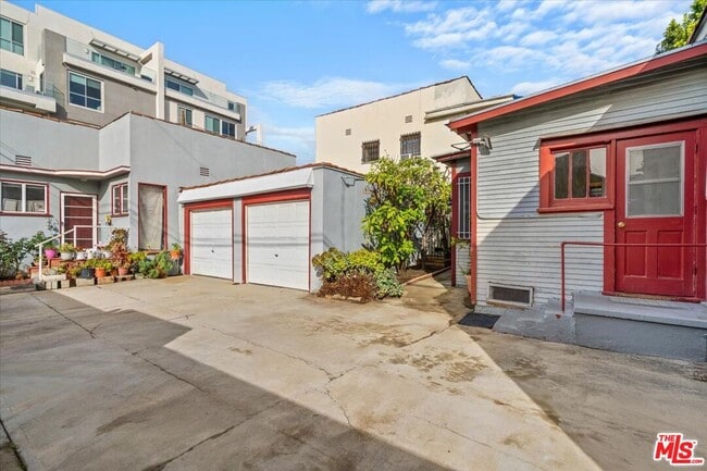 Building Photo - 715 N Harper Ave