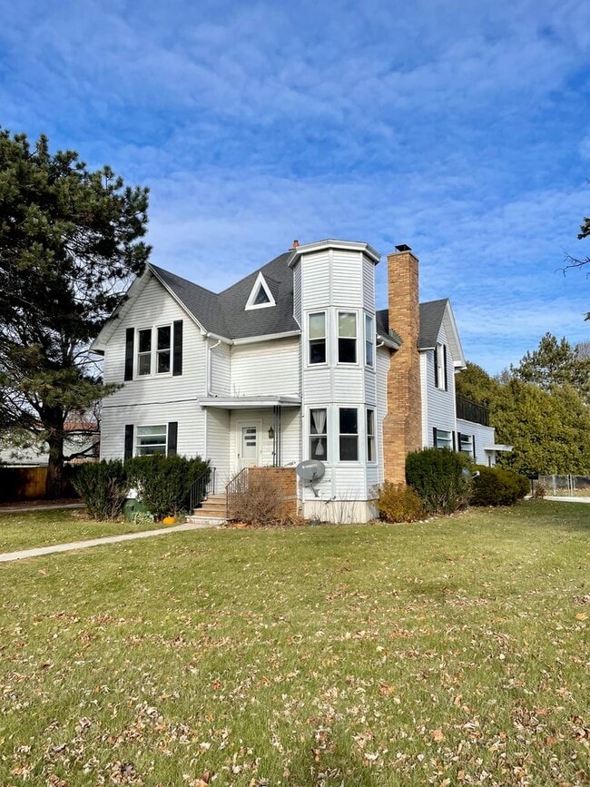 Building Photo - 2707 Forest Ave