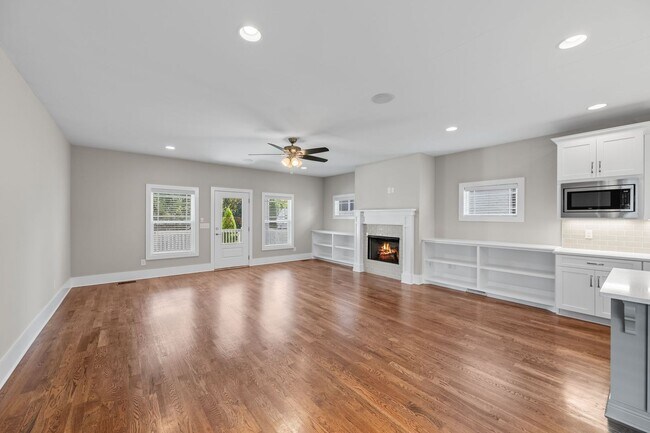 Building Photo - 835 Gale Ln