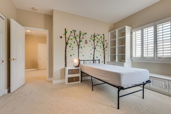 Building Photo - Luxurious, Entertainers Dream 4 Bedroom Home