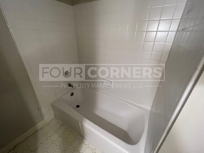 Building Photo - Spacious 2 Bedroom 1.5 Bath Townhome