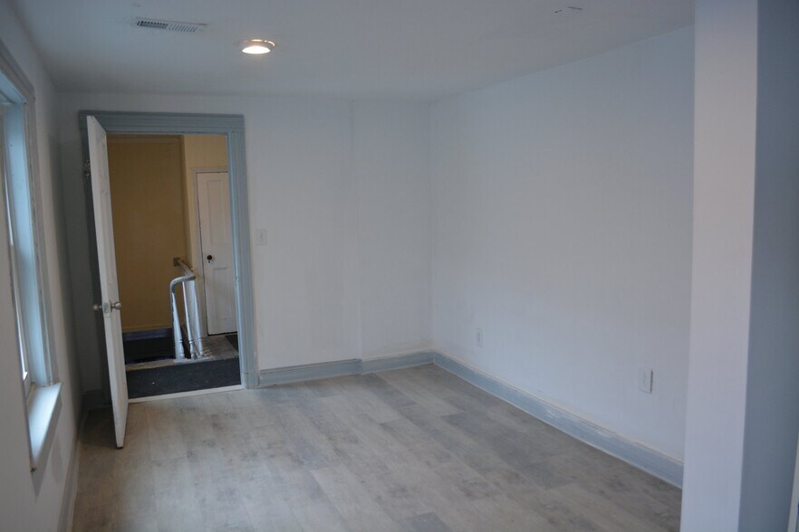 Building Photo - 711 Roberts St
