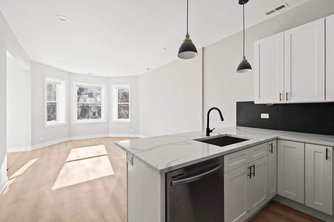 Building Photo - 2540 W Cortez St