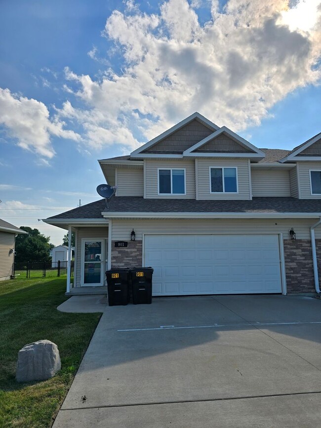 Building Photo - $2700 - 3 Bed 2.5 Bath Townhome in Sergeant Bluff