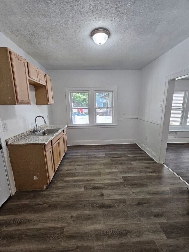 Building Photo - Newly Updated 2 Bedroom Unit