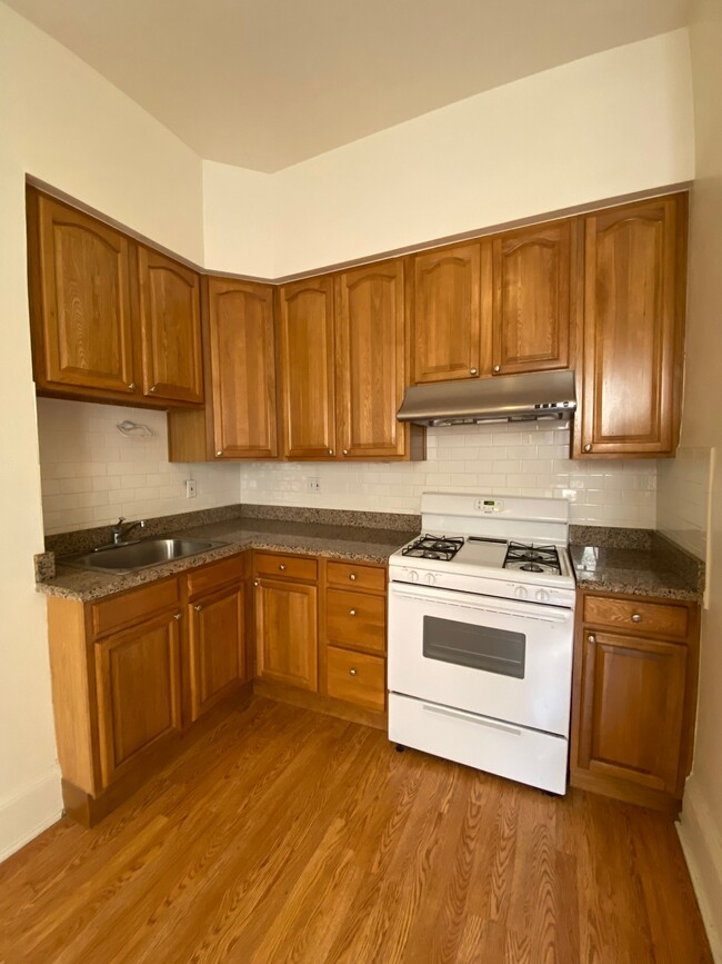 Building Photo - 1 Bedroom/1 Bathroom apartment located in ...