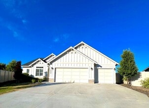 Building Photo - 4 Bedroom 2 bath 3 Car Garage Single Level Meridian.