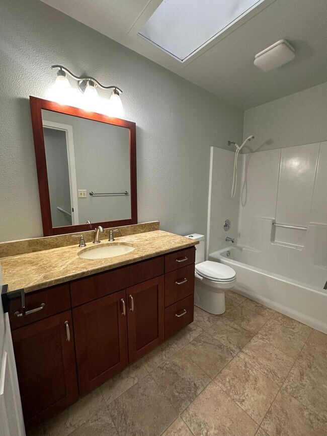 Building Photo - Beautiful 4 Bedroom 3 Bathroom Home in Everett!