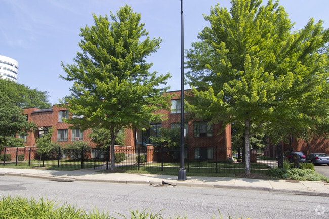 Primary Photo - Center Court Gardens
