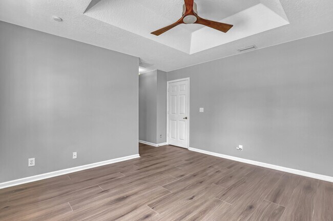 Building Photo - 3464 Commodore Ct