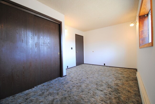 Building Photo - Huge 5 Bed / 3 Bath w/ 2 Car Garage