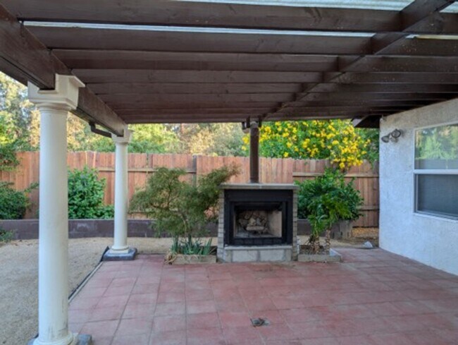 Building Photo - Coming soon! 3 bed, 2 Bath in centrally located community of Redlands