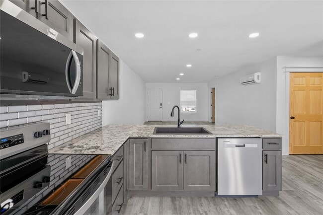 Building Photo - 423 W 3rd St