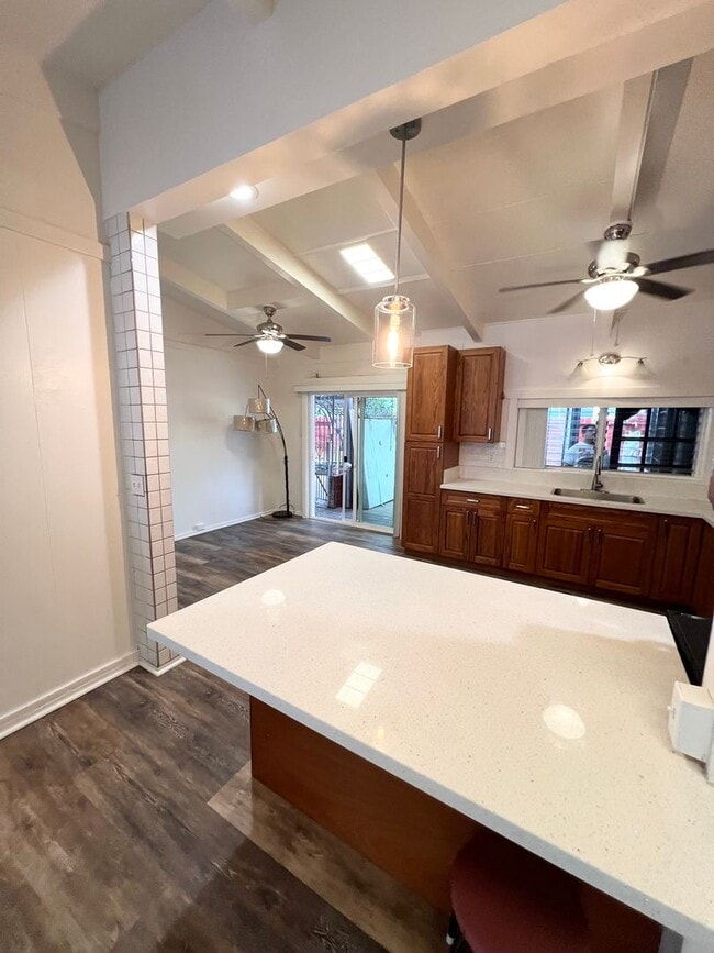 Building Photo - ALL UTILITIES INCLUDED! 4 bed, 1 bathroom ...