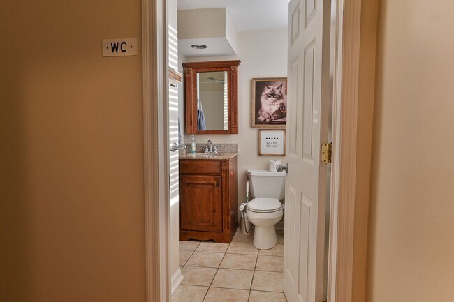 Building Photo - Beautiful 3 Bedroom on Vine St