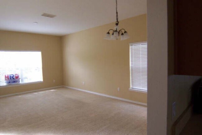 Building Photo - Spacious 4/2 in a Great Community!