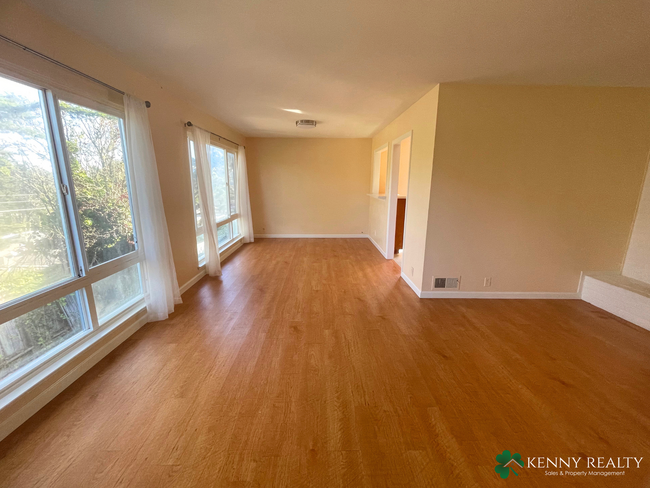 Building Photo - Large 3 Bedroom, 2 Bathroom in Daly City