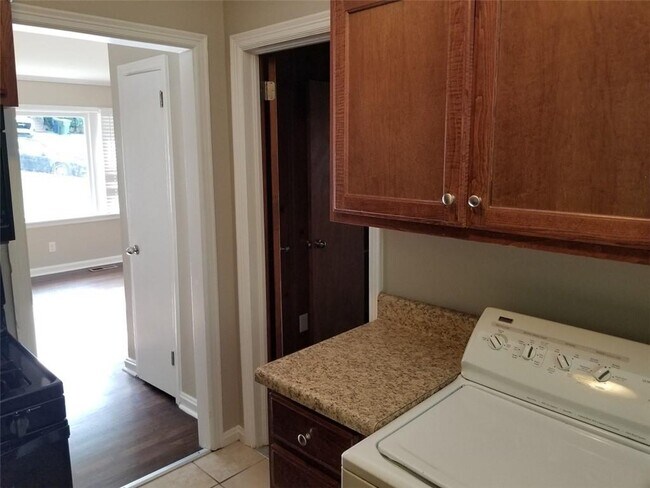 Building Photo - 817 Gertrude Pl NW