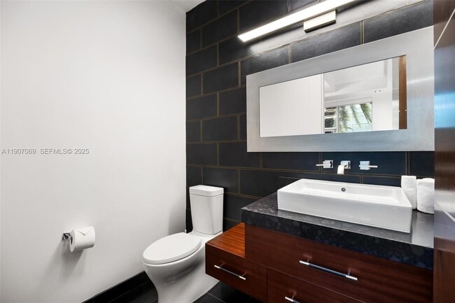 Building Photo - 300 Royal Plaza Dr