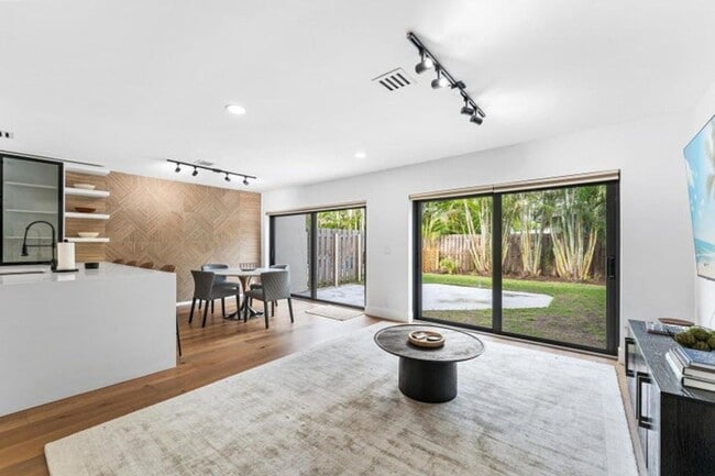 Building Photo - 5610 S Ocean Blvd