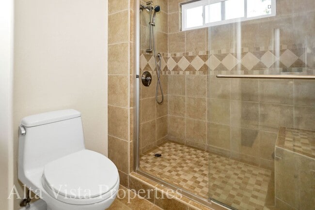 Building Photo - Beautiful Dual Master bedroom Townhome in ...