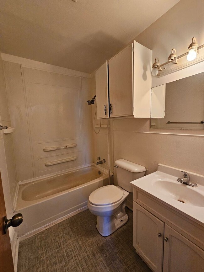 Building Photo - 2 BED | 1 BATH | SINGLE-LEVEL HOME | ROBBI...