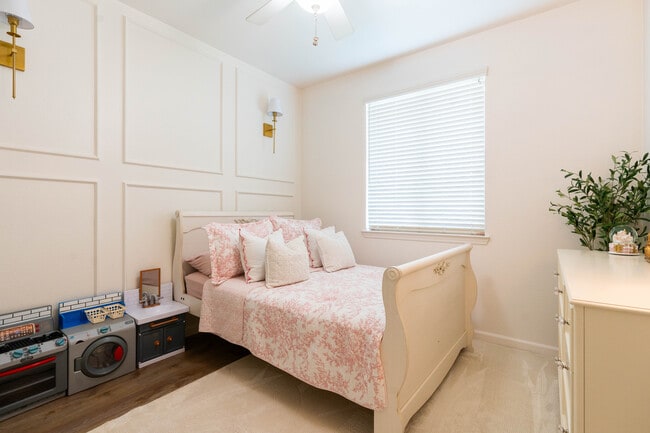 Building Photo - 1894 Pyramid Creek Dr