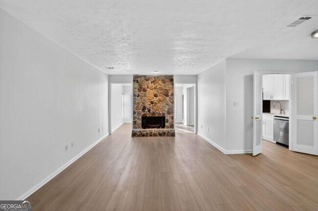 Building Photo - 8740 Roswell Rd