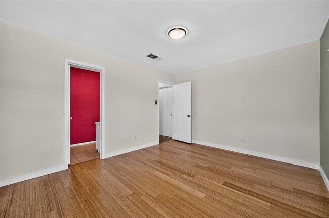 Building Photo - 801 Kavanagh Dr