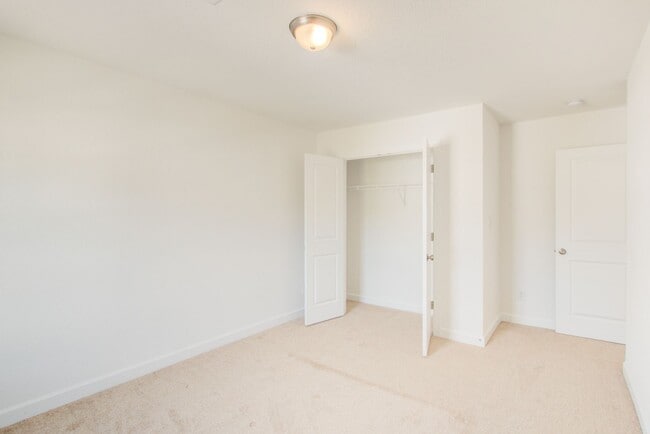 Building Photo - Like New End Unit Condo, 3 Bed 2.5 Bath