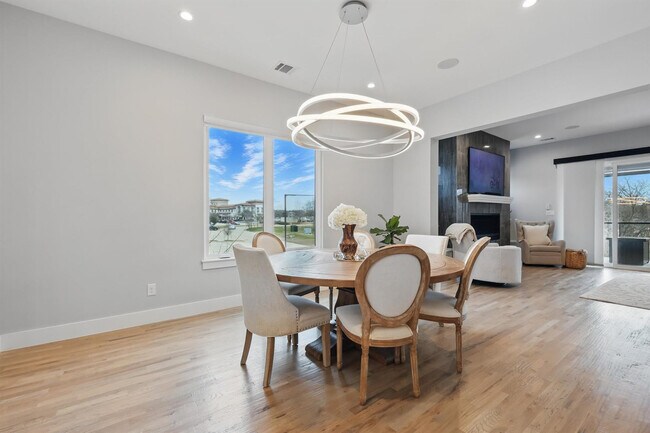 Building Photo - 428 Highwood Trl