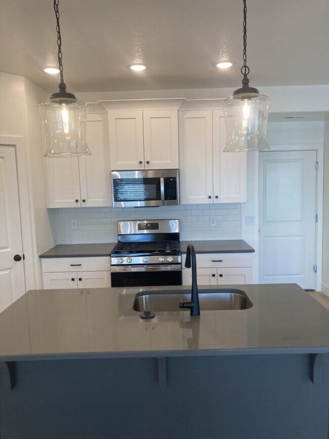 Building Photo - 3 Bed - 2.5 Bath, Newer Construction, Larg...