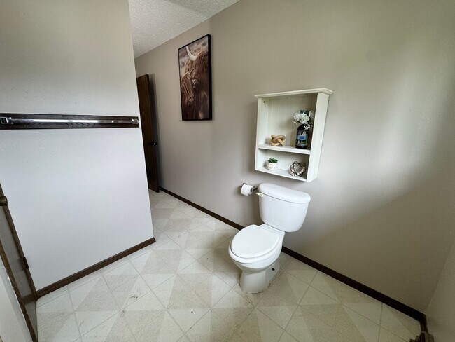 Building Photo - 3 bed, 1.5 bath duplex for rent in Cedar Falls