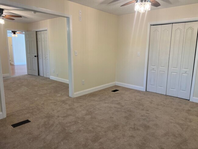 Building Photo - 110 Miller St