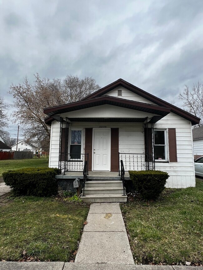 Primary Photo - 2235 S Niagara St