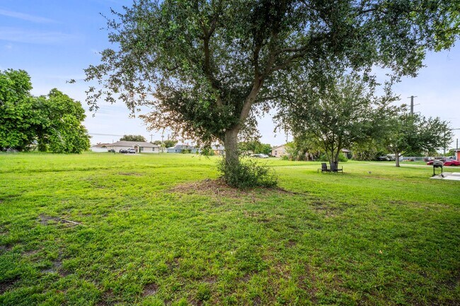 Building Photo - Beautiful 2-bedroom, 2-bathroom apartment, perfectly located in Cape Coral