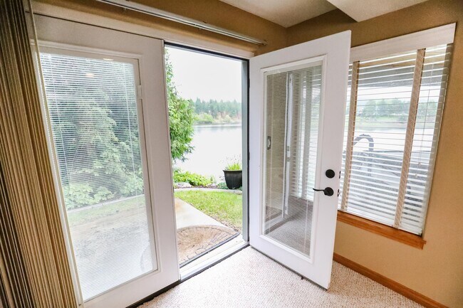 Building Photo - 503 S Shelley Lake Ln