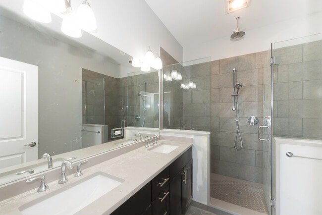 Building Photo - 520 N Western Ave