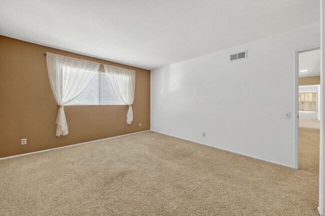 Building Photo - 5BR; 3BA Pool Home with Stunning Views in ...